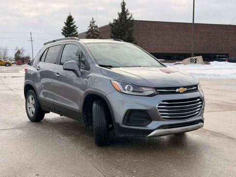 Used 2020 Chevrolet Trax LT w/ LT Convenience Package image 2