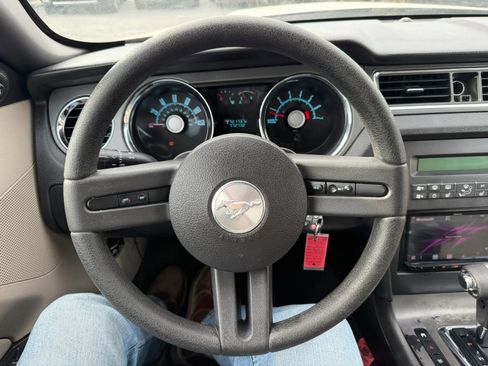 Used 2010 Ford Mustang Convertible image 10