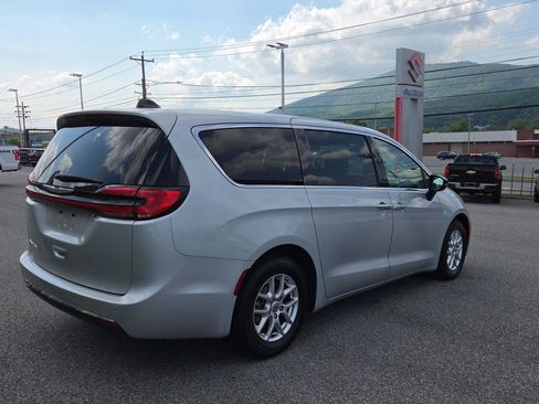 Used 2024 Chrysler Pacifica Touring-L FWD image 4