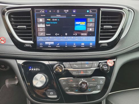 Used 2025 Chrysler Pacifica Limited image 10