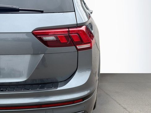 Used 2022 Volkswagen Tiguan SE R-Line image 12