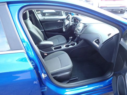 Used 2017 Chevrolet Cruze LT w/ Convenience Package FWD image 9