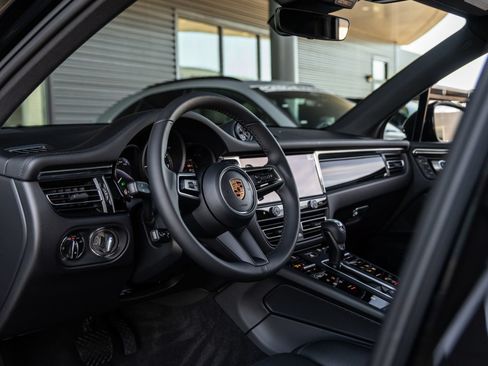 Certified 2026 Porsche Macan AWD/4WD image 4