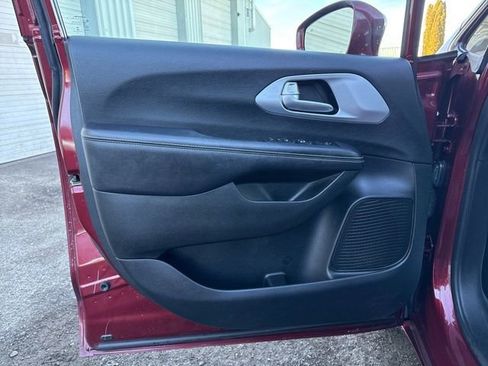 Used 2018 Chrysler Pacifica Touring-L w/ Premium Audio Group image 26