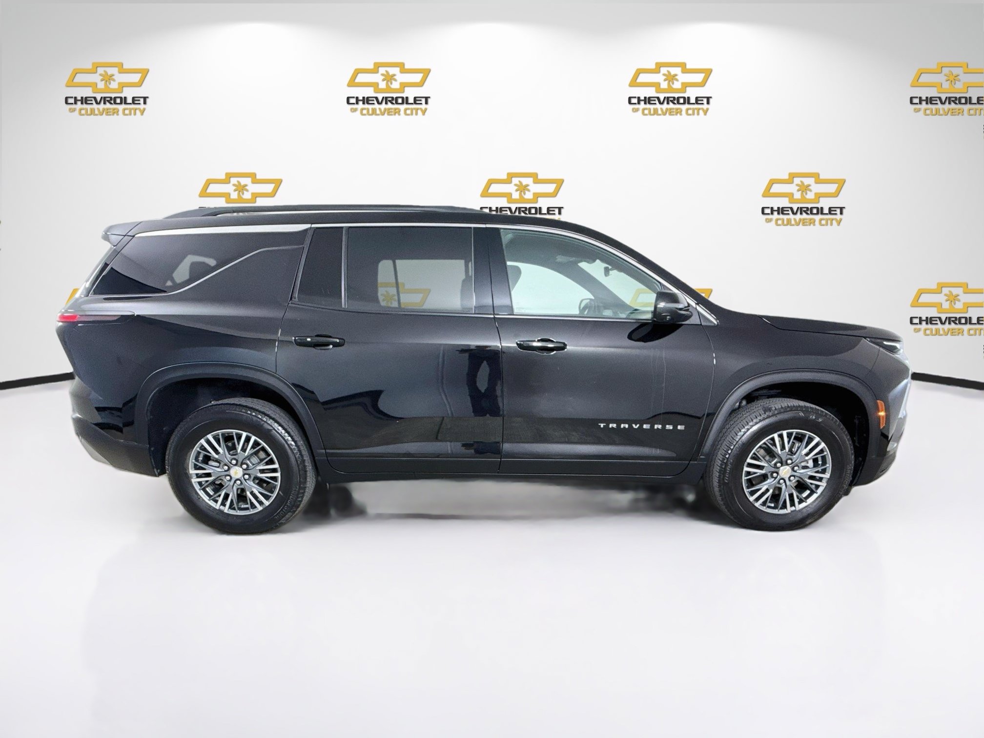 Used 2024 Chevrolet Traverse LT w/ Trailering Package FWD image 9