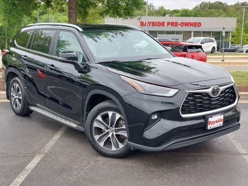 Used 2024 Toyota Highlander XLE FWD image 2
