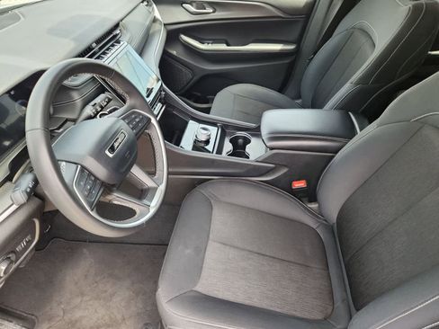 Used 2024 Jeep Grand Cherokee Laredo RWD image 11