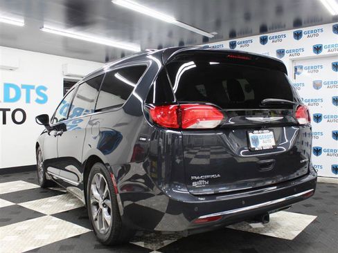 Used 2019 Chrysler Pacifica Limited image 2