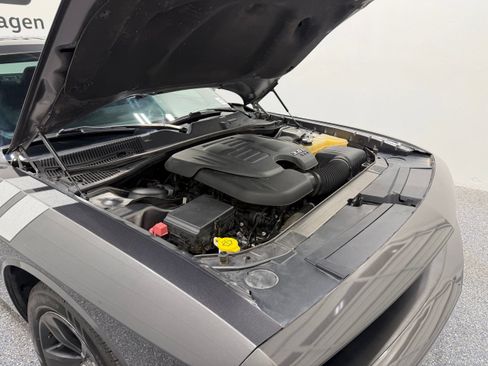 Used 2016 Dodge Challenger SXT RWD image 36
