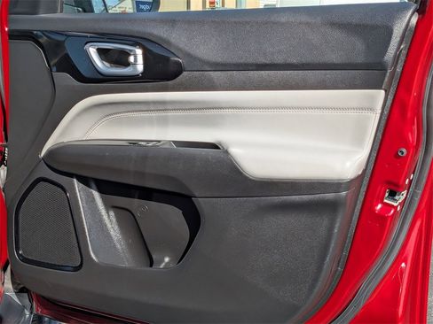 Used 2025 Jeep Compass Limited image 31