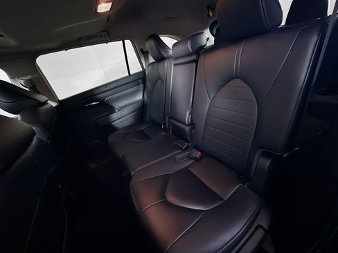 Used 2023 Toyota Highlander XLE image 28