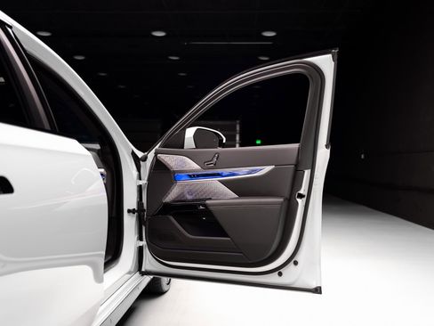 Used 2024 BMW 760i xDrive image 60