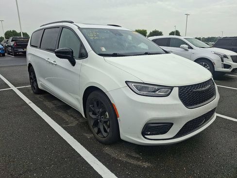 Used 2023 Chrysler Pacifica Limited w/ S Appearance Package FWD image 3