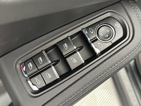 Certified 2025 Porsche Macan image 13