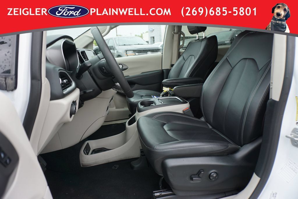 Used 2024 Chrysler Pacifica Touring-L FWD image 20