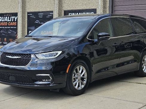Used 2026 Chrysler Pacifica Limited FWD image 3