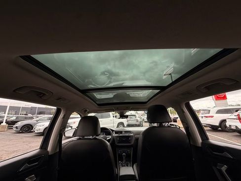 Used 2022 Volkswagen Tiguan SE w/ Panoramic Sunroof Package AWD/4WD image 32