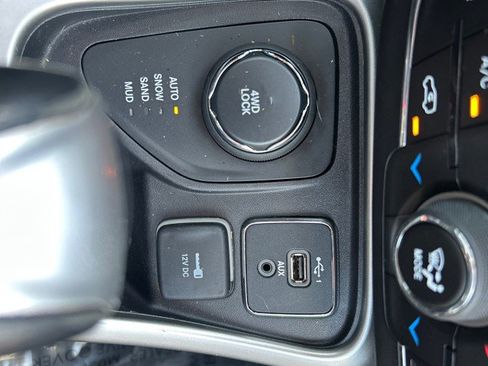 Used 2019 Jeep Compass Latitude w/ Cold Weather Group AWD/4WD image 18