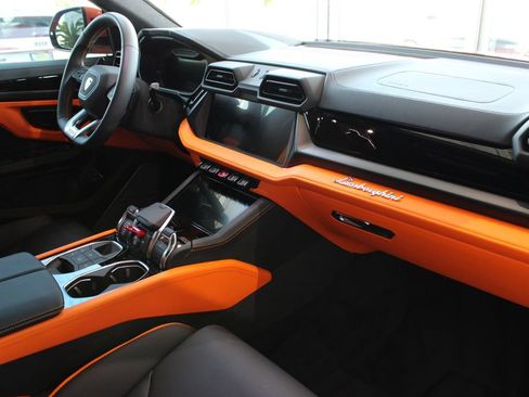 Used 2025 Lamborghini Urus SE AWD/4WD image 24