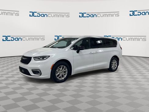 Used 2025 Chrysler Pacifica Select FWD image 4