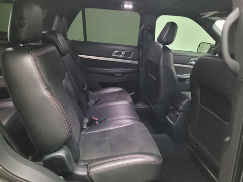 Used 2018 Ford Explorer XLT w/ Equipment Group 202A FWD image 19
