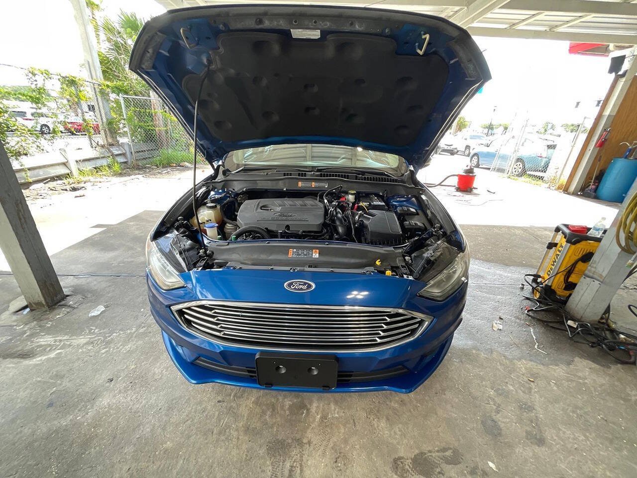 Used 2017 Ford Fusion SE FWD image 17
