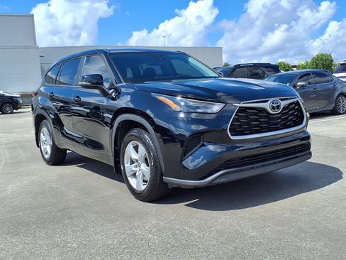 Used 2023 Toyota Highlander L FWD image 2