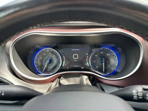 Used 2019 Chrysler Pacifica Touring-L FWD image 28