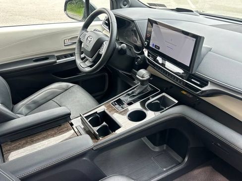 Used 2025 Toyota Sienna Platinum AWD/4WD image 24