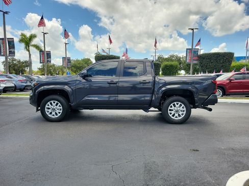Used 2025 Toyota Tacoma SR5 w/ SR5 Upgrade Package AWD/4WD image 7