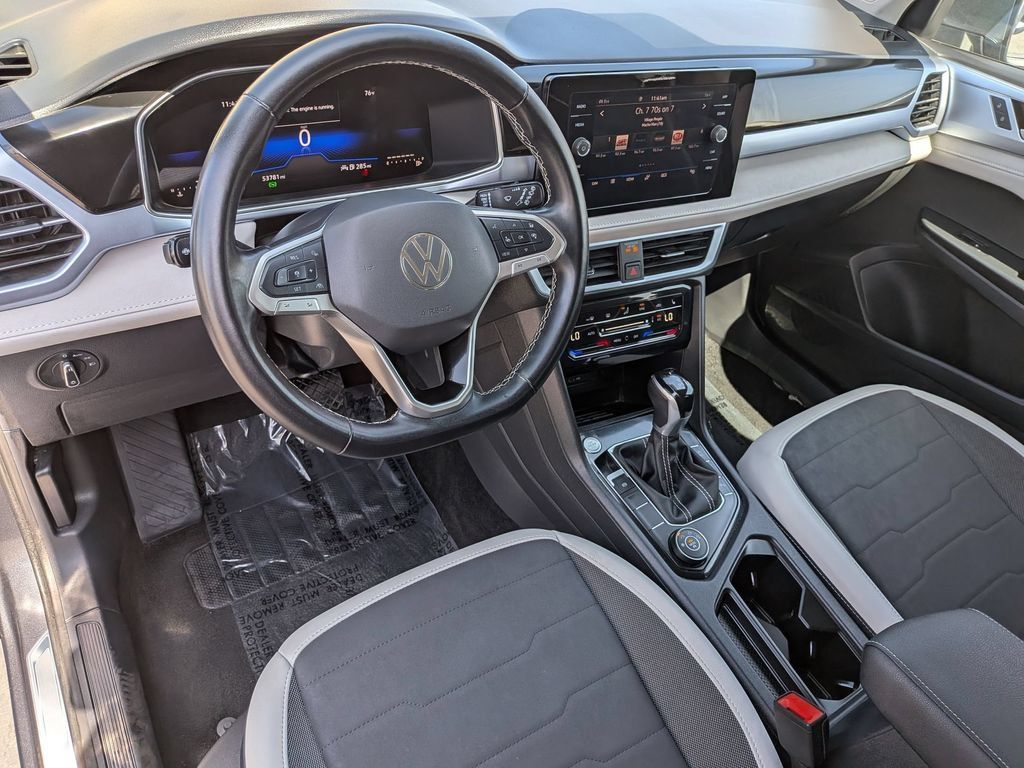 Used 2025 Volkswagen Taos SE AWD/4WD image 16