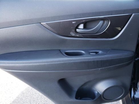 Used 2019 Nissan Rogue S image 11