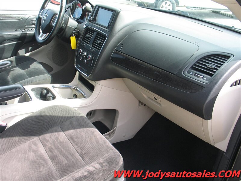Used 2016 Dodge Grand Caravan SXT w/ Rear Park Assist Package FWD image 21