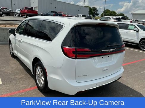 Used 2023 Chrysler Pacifica Touring-L FWD image 4