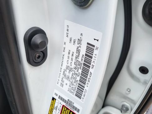 Used 2018 Toyota Tacoma TRD Off-Road AWD/4WD image 27
