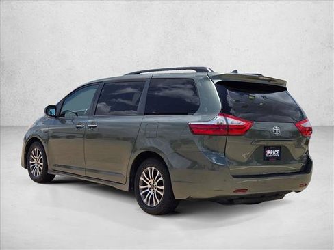 Used 2019 Toyota Sienna XLE w/ XLE Navigation Package FWD image 3