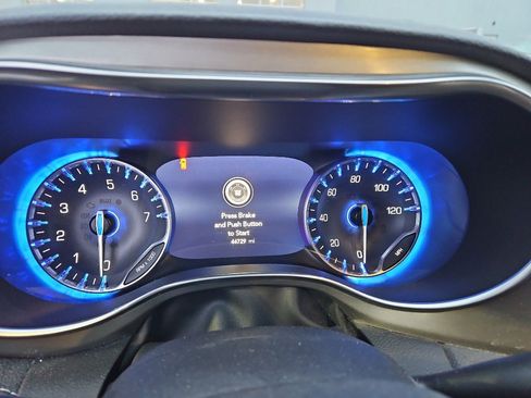 Used 2022 Chrysler Pacifica Limited w/ Uconnect Theater Family Group image 9