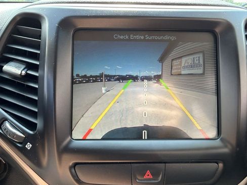 Used 2017 Jeep Cherokee Latitude FWD image 23