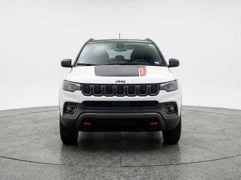 Used 2025 Jeep Compass Trailhawk image 2