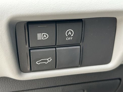 Used 2024 Toyota Highlander LE image 29