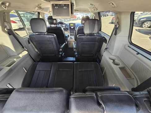 Used 2014 Chrysler Town & Country Touring-L w/ Driver Convenience Group image 33