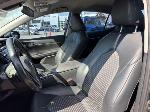 Used 2019 Toyota Camry SE FWD image 17