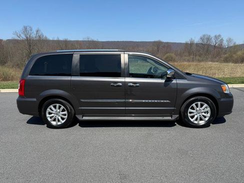 Used 2015 Chrysler Town & Country Limited Platinum w/ Trailer Tow Group image 4