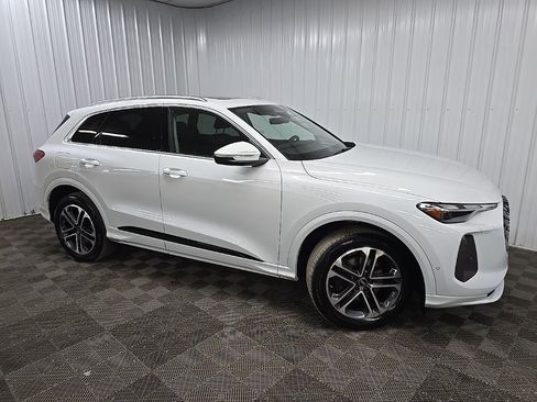 Used 2025 Audi Q5 Premium w/ Convenience Package AWD/4WD image 1