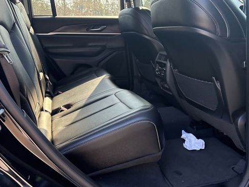 Used 2023 Jeep Grand Cherokee Limited image 11