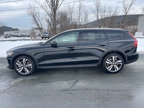 Used 2025 Volvo V60 B5 Cross Country Plus image 2