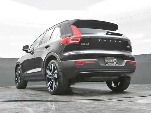 Used 2025 Volvo XC40 B5 Plus image 19