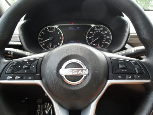 Used 2025 Nissan Altima 2.5 SV FWD image 14