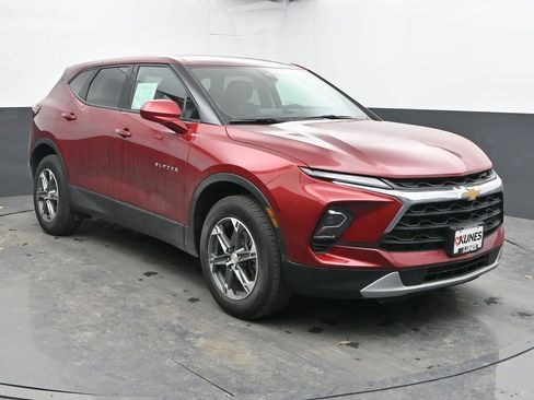 Used 2025 Chevrolet Blazer LT image 3