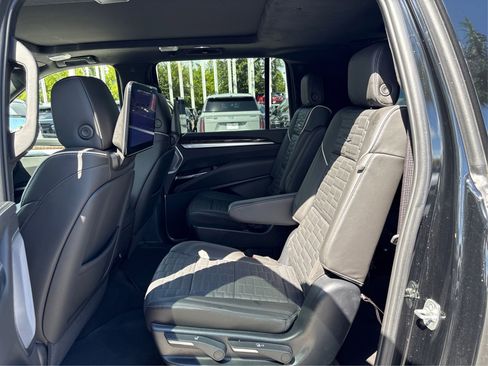 New 2025 Cadillac Escalade ESV Sport Platinum image 10